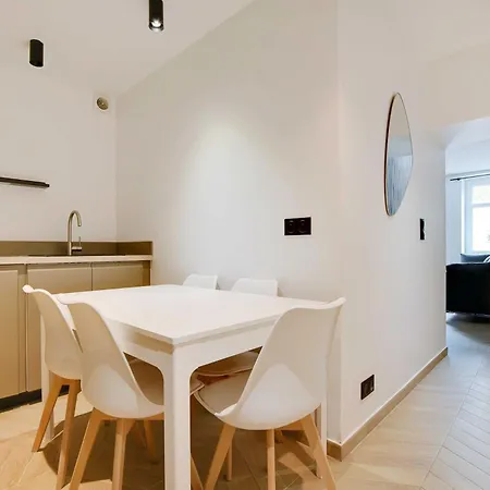 Eclectic - 2br-6p - Pl Republique