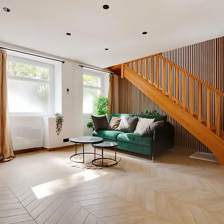 Eclectic - 2br-6p - Pl Republique *
